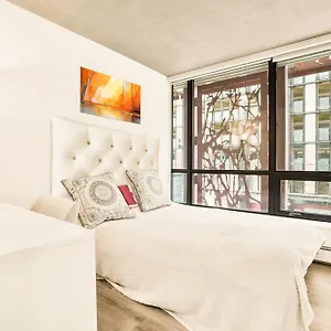 Urban Chic: Sleek 2br In Heart Of , Vancouver Canada